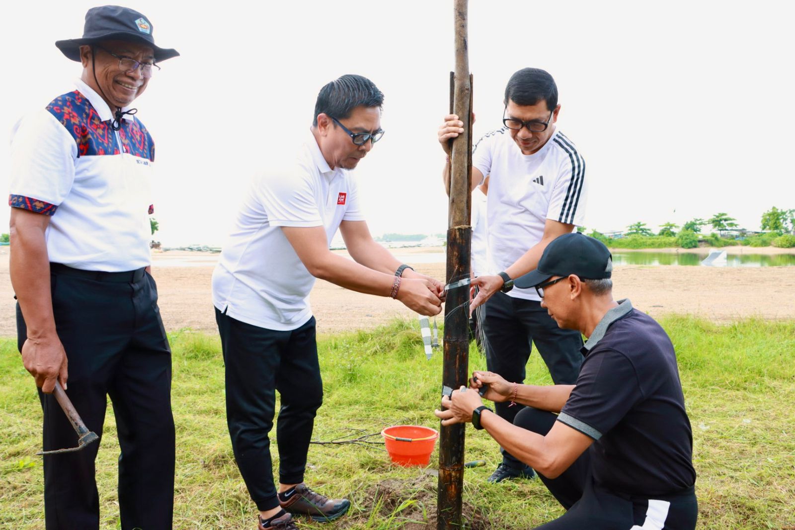 Wakil Wali Kota Denpasar I Kadek Agus Arya Wibawa saat melaksanakan kegiatan bersih-bersih serentak sekaligus aksi penanaman pohon, di Pantai Mertasari Sanur, Jumat, (6/2).
