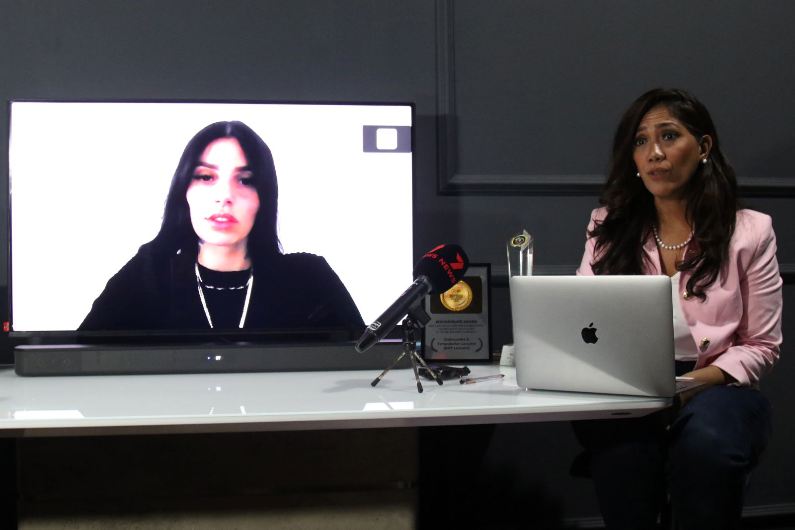 ADIL:Jazmyn Gourdeas (kiri di layar) istri Zivan Radmanovic korban meninggal penembakan dan Sary Latief (kanan)  kuasa hukum keluarga Zivan Radmanovic saat jumpa pers tele conference, 5 Februari 2026.