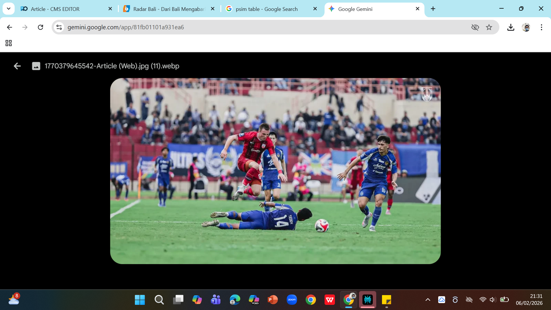 Bek Persis Luka Dumancic terbang menghindari tekel Bek PSIM Rendra Teddy dalam Derby Mataram di Stadion Sultan Agung Bantul.
