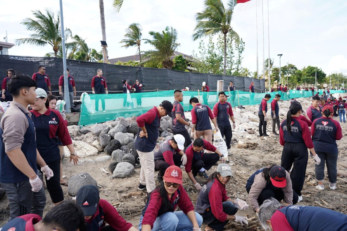 Aksi Beach Cleaning pantai Kuta oleh kru Discovery Kartika Plaza Hotel