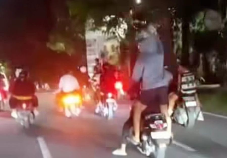UGAL-UGALAN: Sejumlah remaja melakukan konvoi dan balap liar dui seputaran Renon Denpasar jadi target polisi.