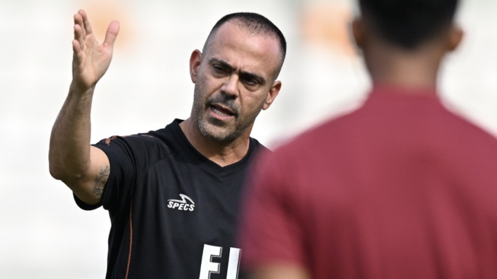 Fabio Lefundes memimpin latihan skuad Borneo FC sebelum menantang Bhayangkara FC di Lampung sore ini.