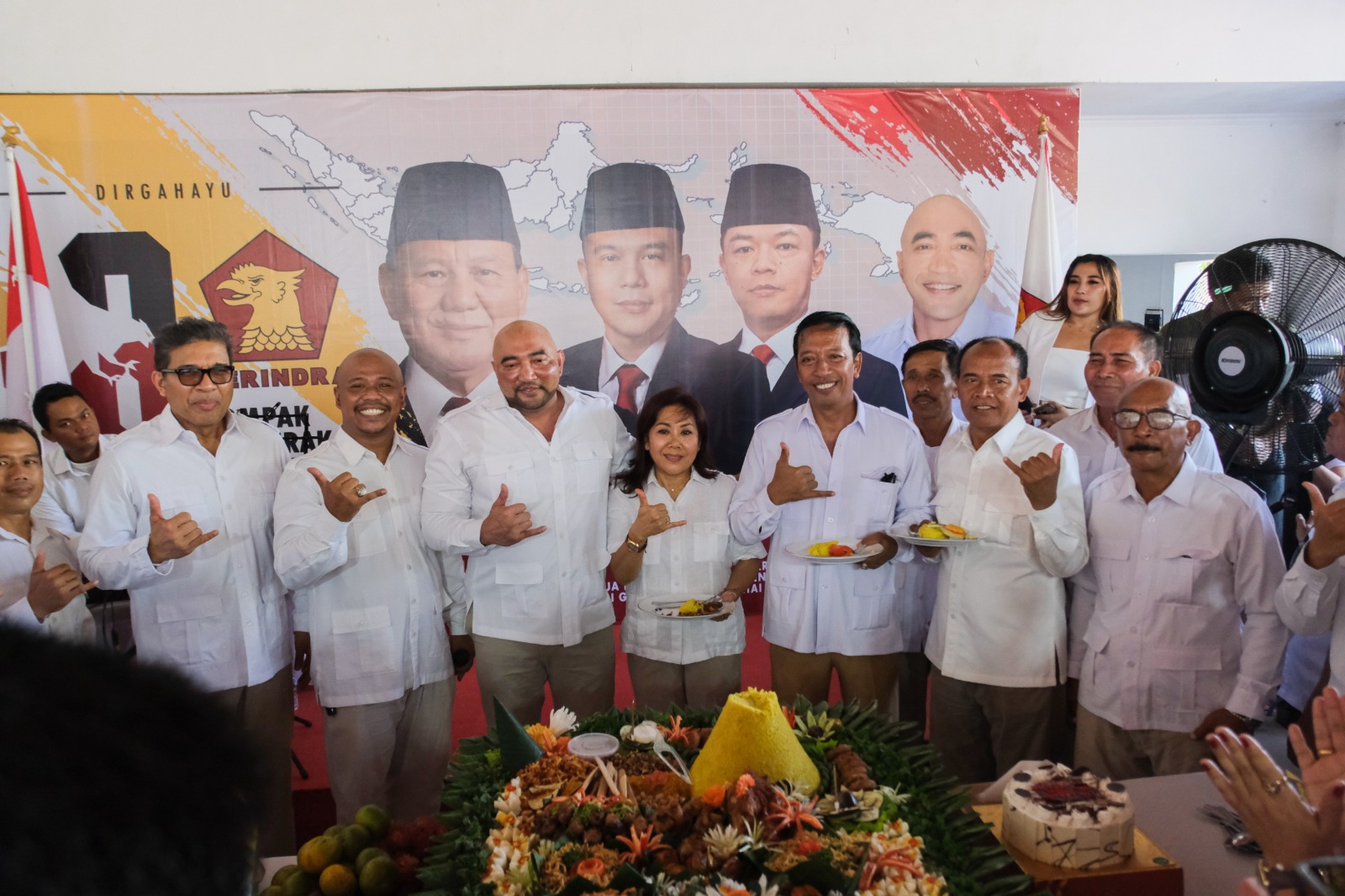 SOLID: Ketua DPD Gerindra Bali Made Muliawan Arya (De Gadjah) bersama kader Gerindra merayakan HUT ke-18 Partai Gerindra, Jumat (06/2/2026).