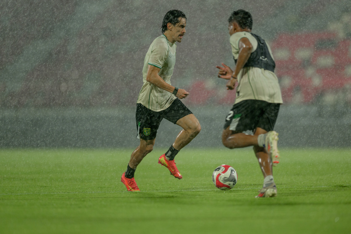 MISI HAPUS KUTUKAN - Francisco Rivera dan Gali Freitas berlatih di Stadion Gelora Bung Tomo Surabaya.