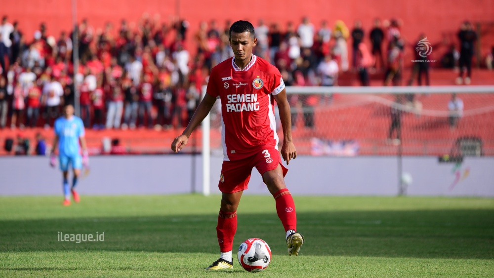 Bek kiri Leo Guntara didatangkan Arema FC di menit akhir bursa transfer Super League 2025 2026. Leo adalah pemain Borneo FC yang dipinjamkan ke Semen Padang pada awal musim ini.