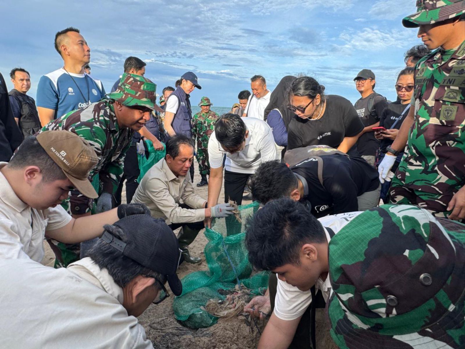 KORVE!: Menteri Lingkungan Hidup/Kepala BPLH Hanif Faisol Nurofiq saat Korve di pantai Kedonganan Badung, 6 Februari 2026.