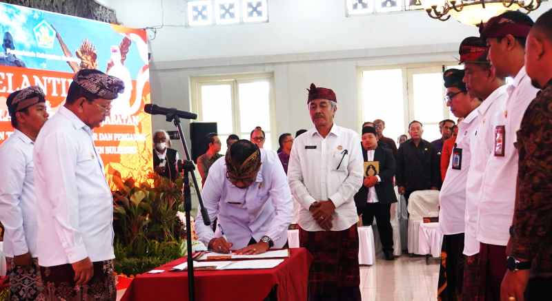 DILANTIK : Pelantikan dan pengambilan sumpah jabatan untuk pimpinan OPD restrukturisasi serta jabatan administrator dan pengawas di lingkup Pemkab Buleleng.(foto:pemkab Buleleng)