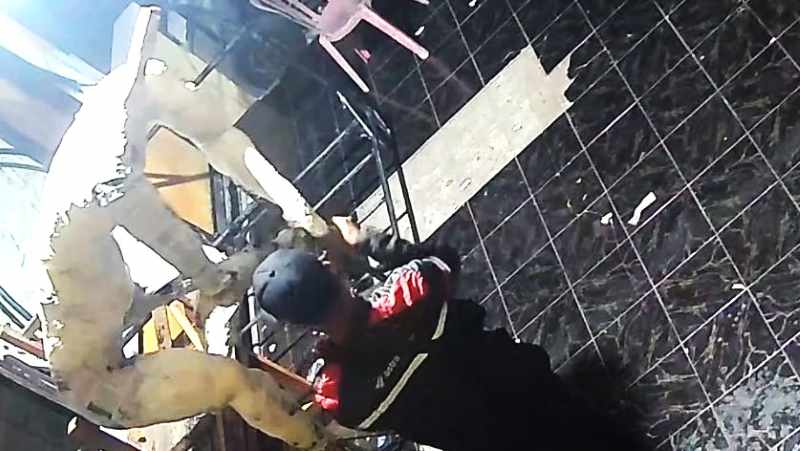 TEREKAM CCTV: Rekaman CCTV saat pelaku melakukan perusakan terhadap ogoh-ogoh. Ia mengaku disuruh oleh seseorang. Tetapi keterangannya terkesan plin plan.(ist)