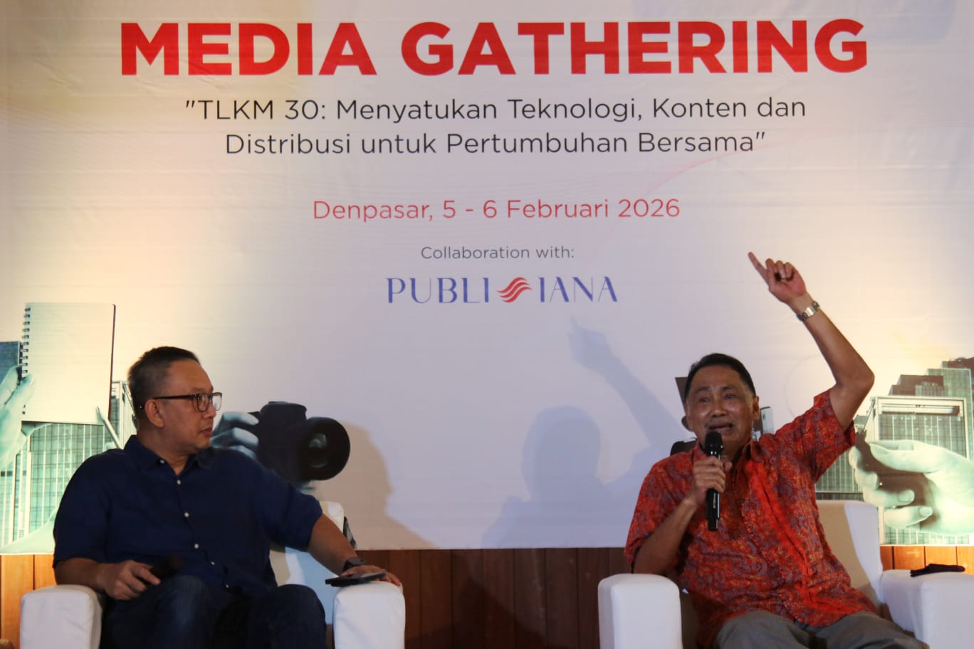 LEBIH KENCANG: Komisaris Telkom Indonesia, Rizal Malaranggeng (kanan) dan Ahmad Reza SVP Dir:Group Sustainability & Corporate Communication, Telkom Indonesia, saat Media Gathering di Denpasar (6/2)