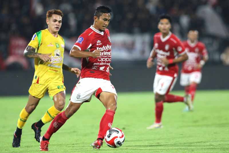 DITEMPEL KETAT : Kapten Bali United ditempel ketat pemain Persebaya, Gali Freitas. (Miftahuddin/Radar Bali)