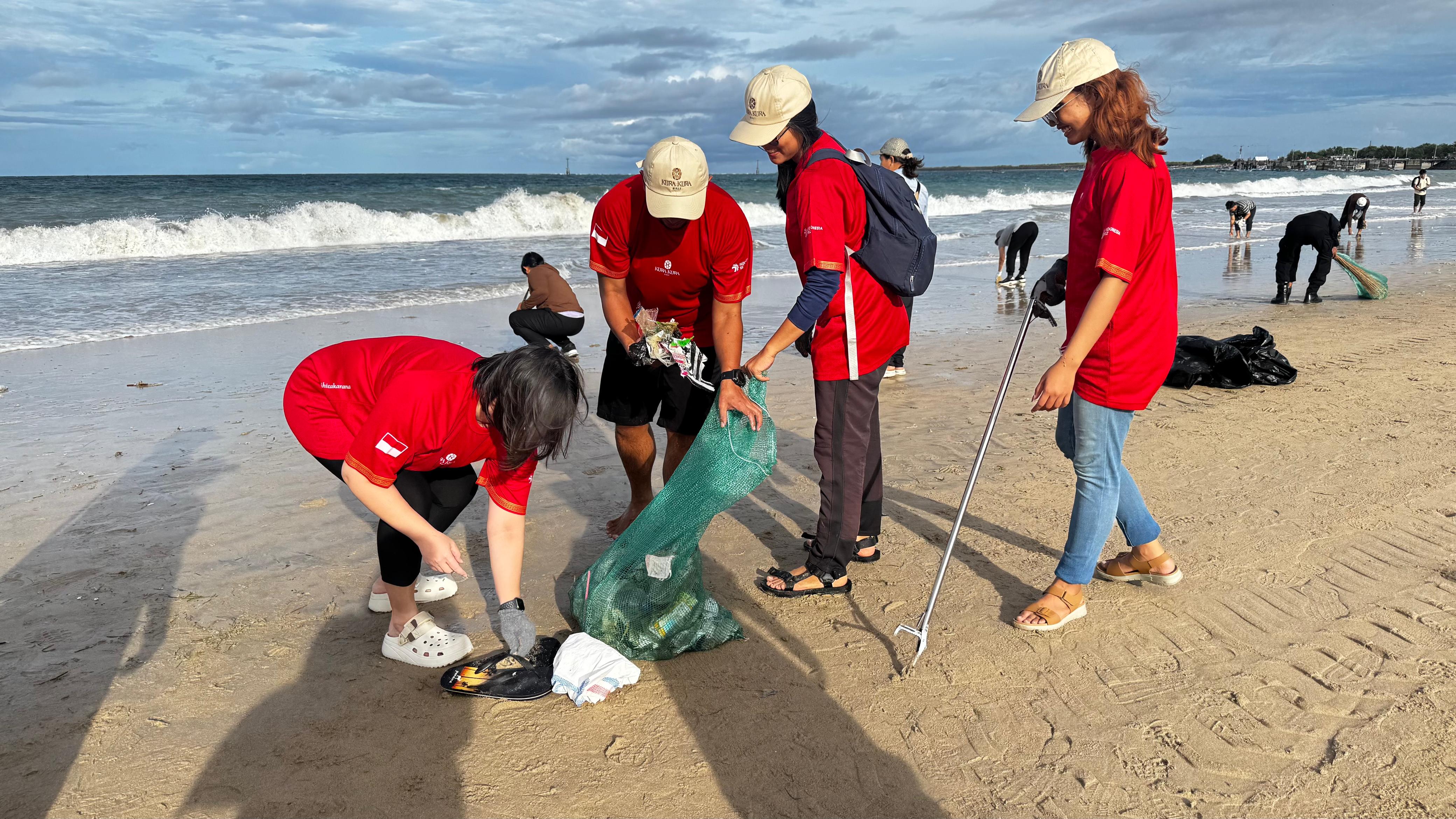 Sejumlah karyawan BTID pungut sampah di pantai Kedonganan, Badung Bali, 6 Februari 2026.