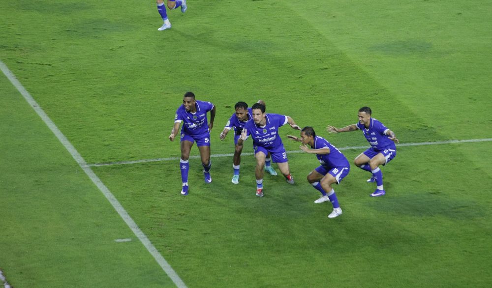 THE SURF - Uilliam Barros, Adam Alis, Robi Darwis, dan Beckham Putra melakukan selebrasi berselancar setelah Thom Haye mencetak gol penalti ke gawang Malut United.