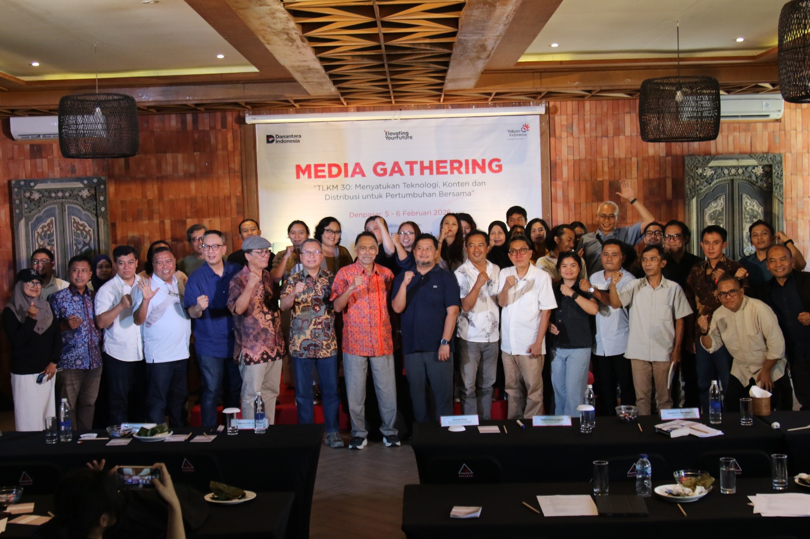 DEKAT JURNALIS: Komisaris Telkom Indonesia (Tbk) Rizal Malaranggeng (baju oranye) foto bersama jurnalis peserta Pelattihan Jurnalistik Mendalam di Denpasar, 5-6 Februari 2026.
