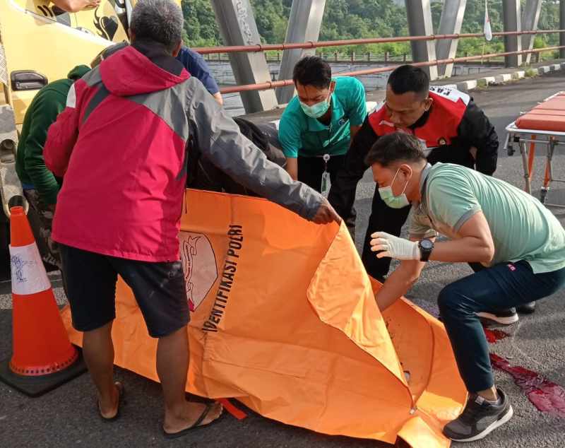 LAKALANTAS MAUT : Kecelakaan meninggal dunia di Jalan Raya Bay Pass Ida Bagus Mantra, Desa Tangkas. (Foto: Humas Polres Klungkung)