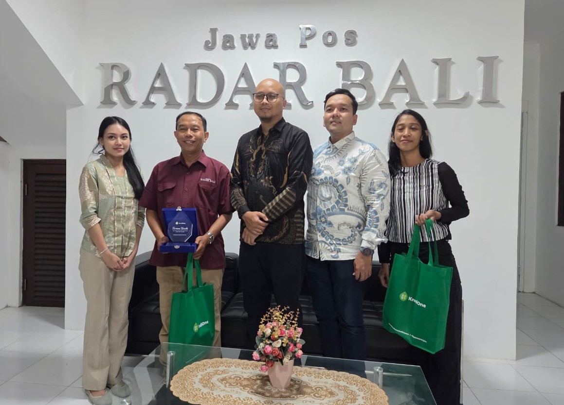 GANDENG MEDIA: Direktur IT & Ops KrediOne, Defrian Afdi (tengah) dan Habriyanto Rosyidi selaku Governance & Public Relation Manager (dua dari kanan) saat di Jawa Pos Radar Bali, Kamis 5 Februari 2026.