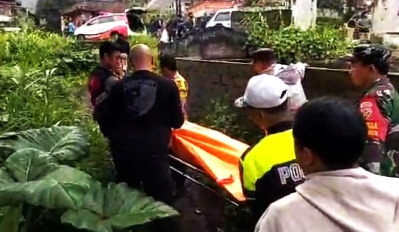 NAHAS PARA PEMANCING : Jenazah pemancing tersambar petir di Danau Batur. (Foto: Humas Polres Bangli)