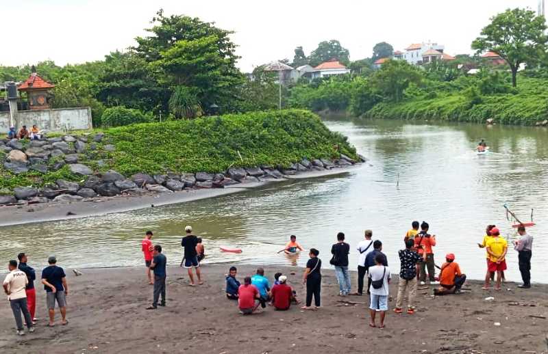 GELAR PENCARIAN: Petugas gabungan dari BPBD dan Polair Polres menyisir loloan Pantai Gumicik.(Foto : BPBD Gianyar)