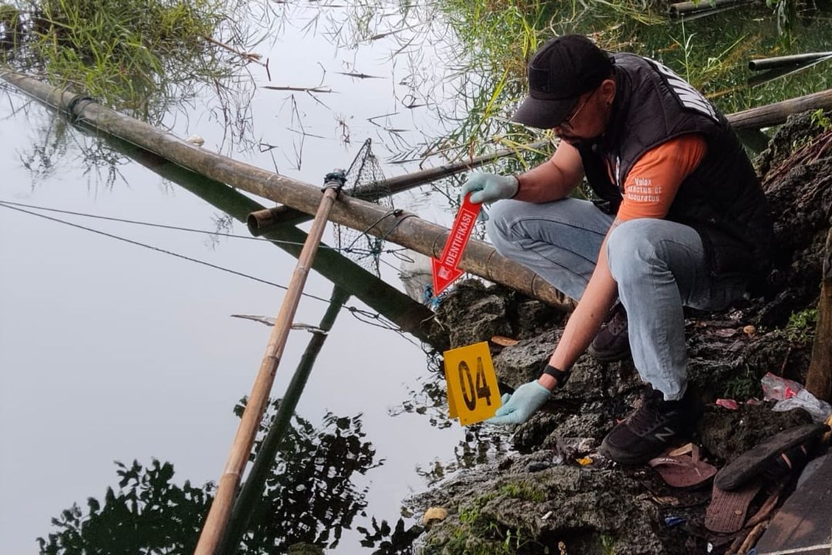 Petugas DVI Polres Bangli melakukan olah tempat kejadian meninggalnya pemancing di Banjar Tirta Husada, Batur Tengah, Kintamani, Bangli.