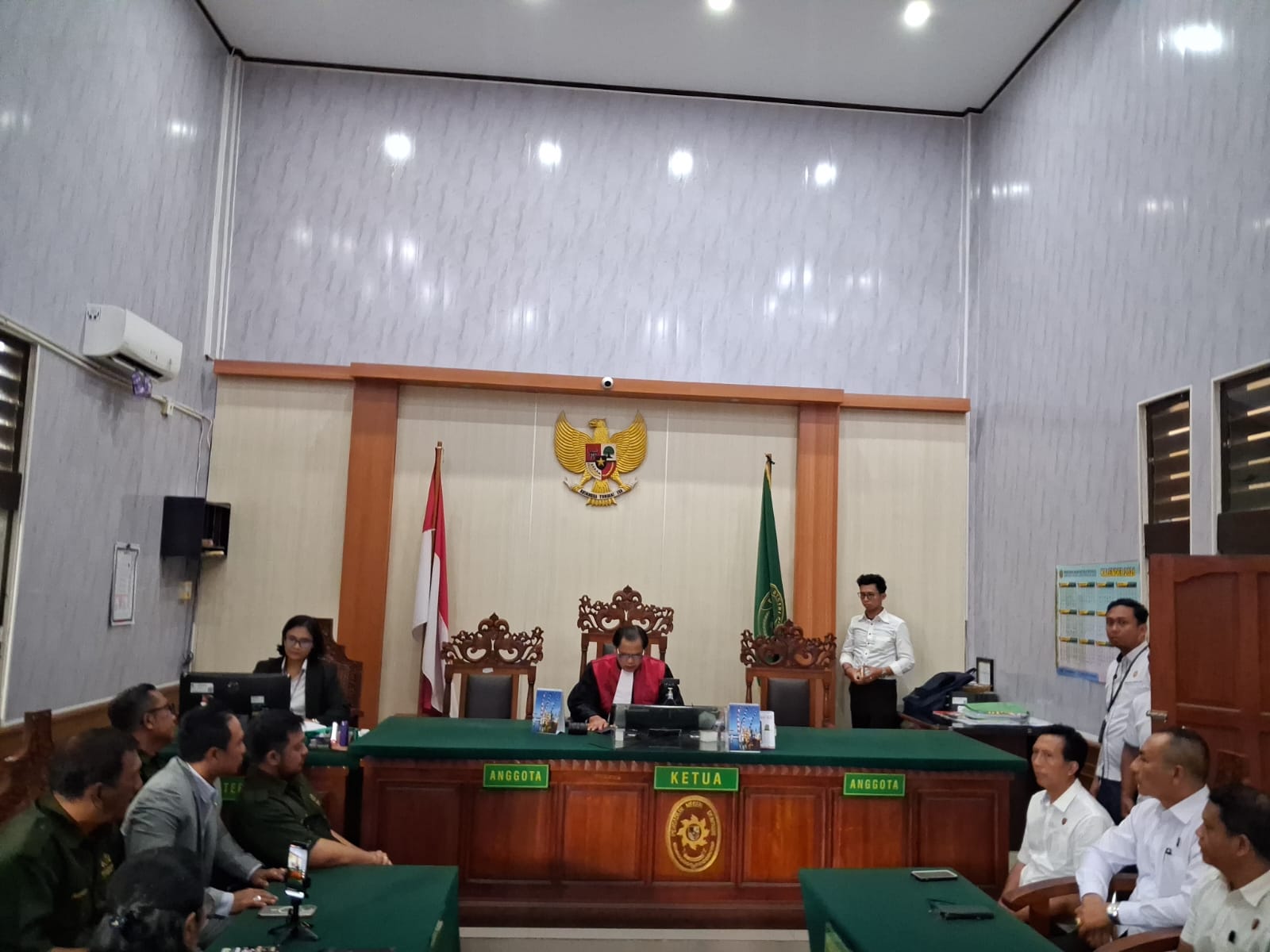 RONTOK: Sidang putusan praperadilan Kakanwil BPN Bali di PN Denpasar, Senin (9/2).