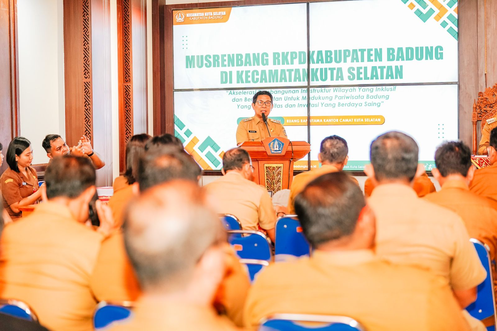 Bupati Adi Arnawa saat membuka Musrenbang RKPD Kecamatan Kuta Selatan Tahun 2026 di Ruang Rapat Utama Kantor Camat Kuta Selatan, Senin (9/2).