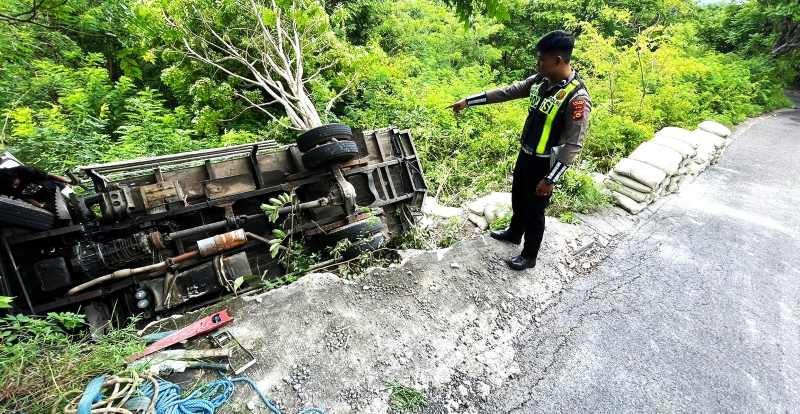 TERPEROSOK KE JURANG : Truk jatuh ke jurang di Jalan Raya Pejukutan, Desa Pejukutan, Kecamatan Nusa Penida.(Foto: Humas Polres Klungkung)