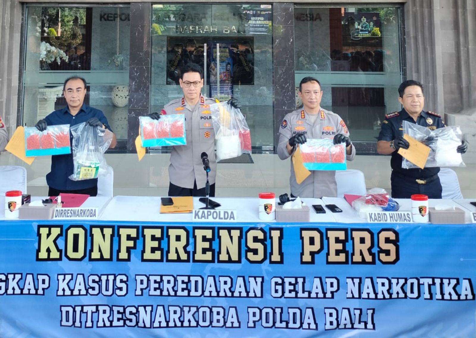 HASIL PERBURUAN: Kapolda Bali Irjen Pol Daniel Adityajaya saat konferensi pers di lobi Mapolda Bali, Sabtu (7/2/2026).