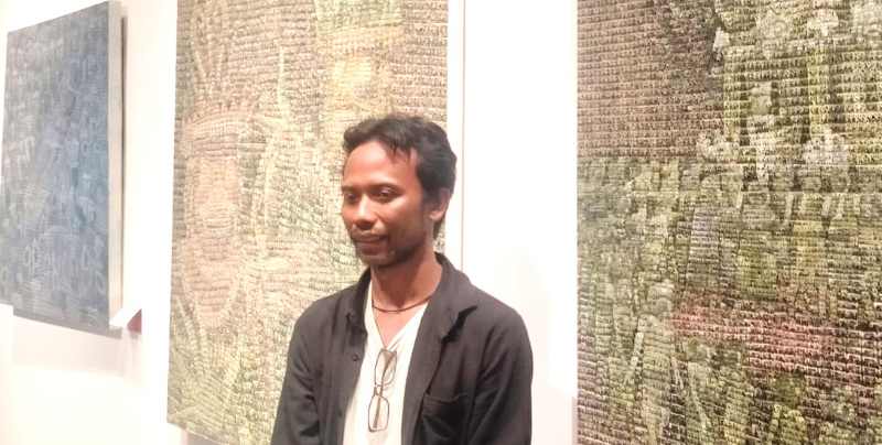 SEMANGATNYA MENGINSPIRASI : Made Wahyu Senayadi tuna netra yang ikut pameran di Labyrinth Art Galery Nuanu Creative City, Banjar Nyanyi, Beraban, Tabanan.(juliadi/radar bali)