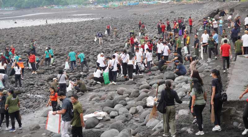 BERSIH-BERSIH SAMPAH : Aksi bersama bersih bersih pantai di Pantai Yeh Sumbul dan Medewi. (Foto Humas Pemkab Jembrana)