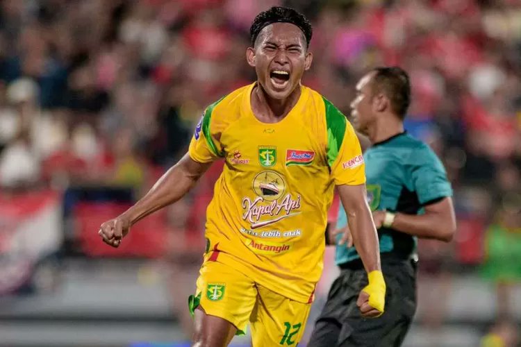 Alfan Suaib saat mencetak gol kedua Persebaya ke gawang Bali United di Stadion I Wayan Dipta, Sabtu (7/2).