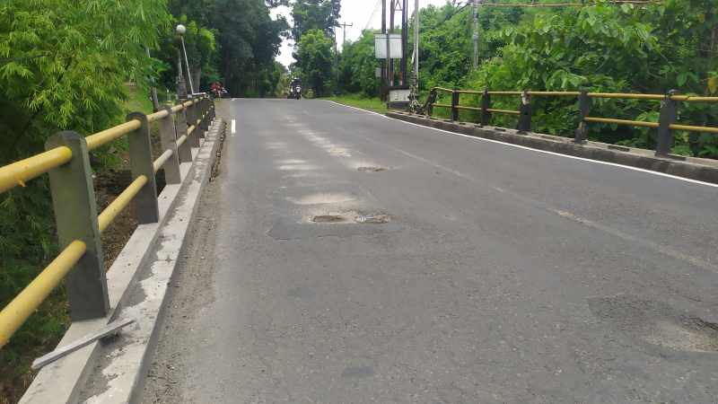 BAKAL DIKEBUT PERBAIKANNYA : Kondisi jalan Denpasar - Gilimanuk yang mengalami kerusakan dan membahayakan pengguna jalan. (foto: M.Basir/Radar Bali)