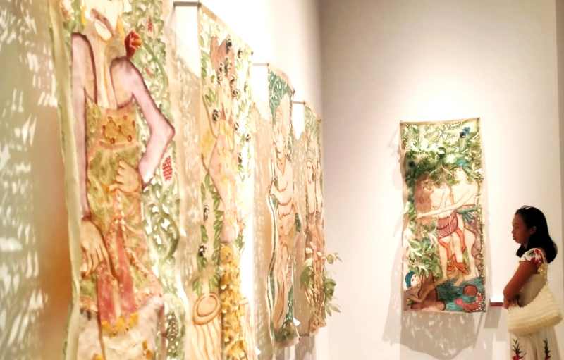 PAMERAN BERSAMA : Sejumlah lukisan karyai 12 orang seniman yang dipamerkan di Labyrinth Art Galery Nuanu Creative City, Banjar Nyanyi, Desa Beraban, Kediri Tabanan. (juliadi/radar bali)