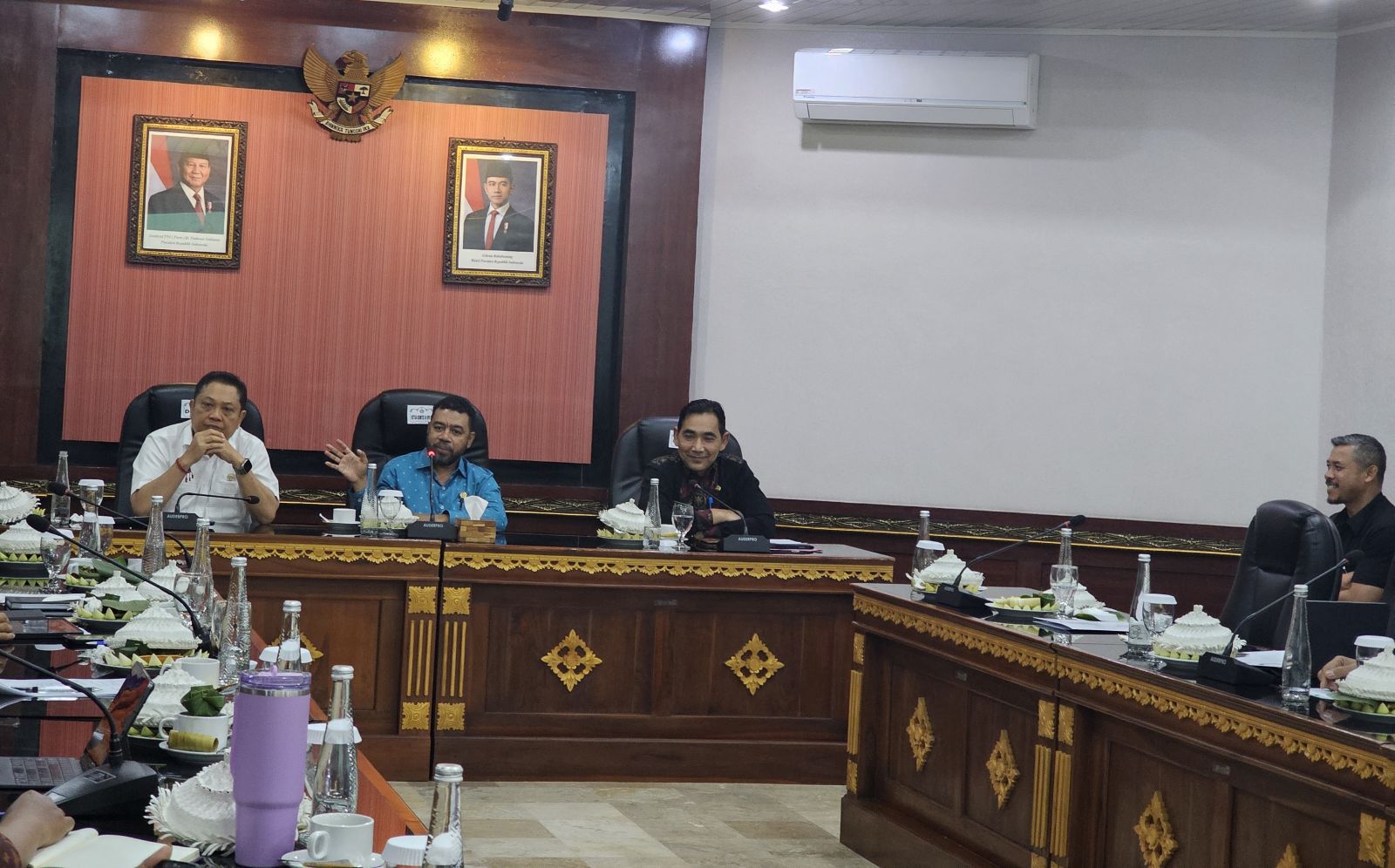 SOAL GURU: Ketua Komite III DPD RI Filep Wamafma (kemeja biru) bersama Anggota IB Rai Dharmawijaya Mantra dan dihadiri Kadisdikpora Ida Bagus Wesnawa Punia membahas persoalan pendidikan di Bali.