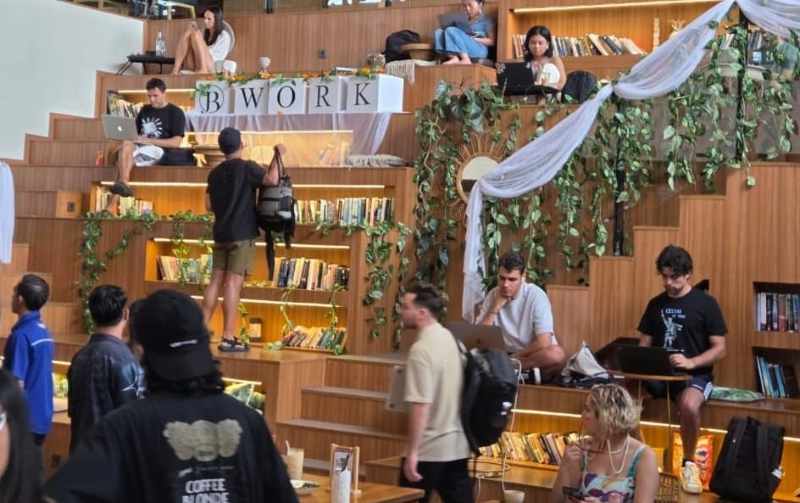 SEMAKIN SUBUR : Para digital nomad sedang berada di Coworking space BWork Bali. (Foto Marsellus Pampur)