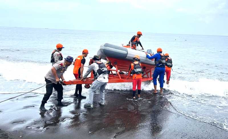 DALAM PENCARIAN : Petugas gabungan melakukan pencarian nelayan yang hilang di Perairan Bunutan, Desa Bunutan, Kecamatan Abang, Karangasem. (istimewa)