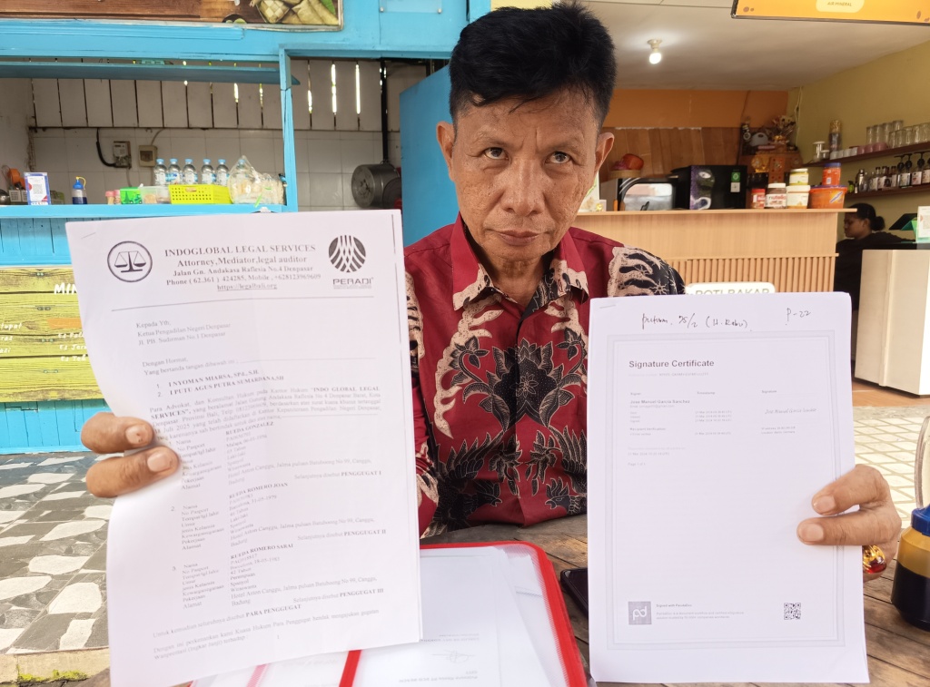 DIRUGIKAN: I Nyoman Miarsa, pengacara para penggugat menunjukkan berkas gugatan di Denpasar, Selasa (10/2).