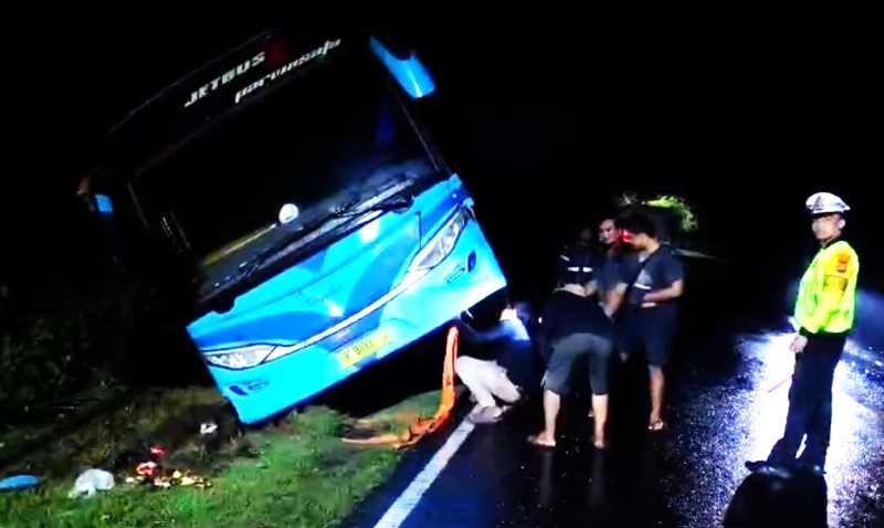 MAUNYA MENGHINDAR BAHAYA : Bus nahas yang  nyungsep keluar Badan Jalan. (Foto Polsek Gilimanuk)