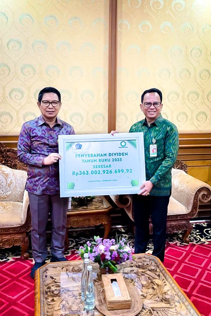 Bupati Wayan Adi Arnawa menerima secara simbolis Dividen dari Direktur Utama PT. Bank BPD Bali I Nyoman Sudharma di Puspem Badung, Selasa (10/02).