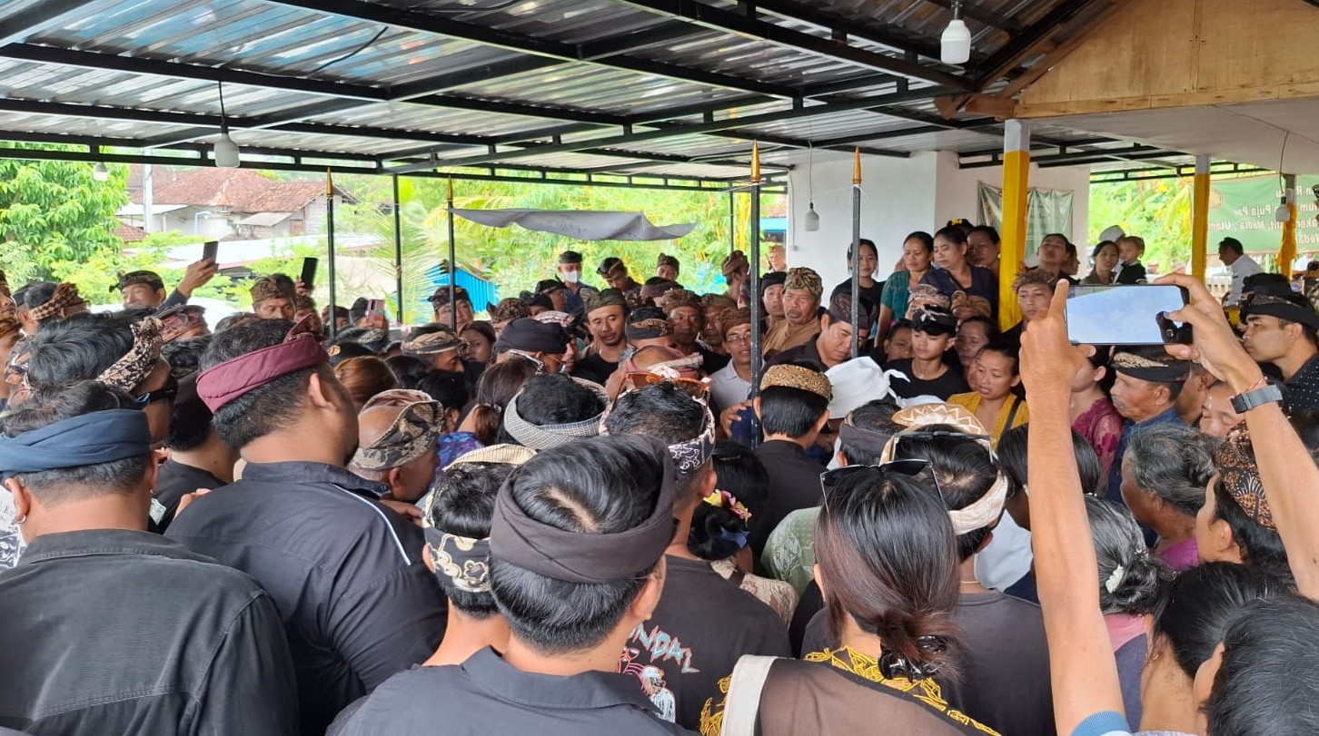 MALAPETAKA DI LUAR DUGAAN : Prosesi pengabenan I Wayan Rencana Yasa, warga Desa Nyanglan, Kecamatan Banjarangkan, Klungkung. (Dewa Ayu Pitri Arisanti)