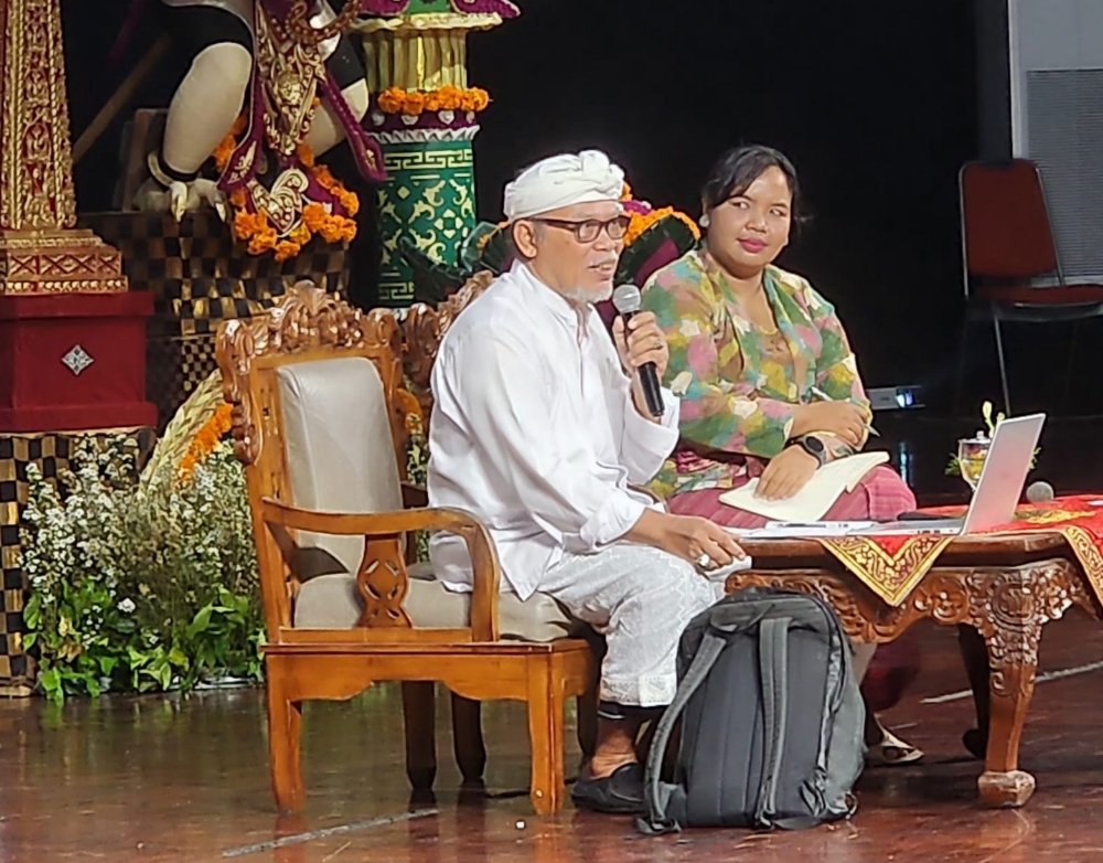 Widyatula menghadirkan narasumber akademisi sekaligus budayawan, Prof. I Wayan Suka Yasa, dipandu Ni Made Ari Dwijayanti.​ (Adrian Suwanto/Radar Bali)