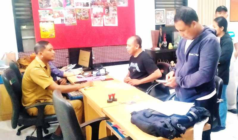 TERGIUR KARENA GAJI TINGGI : Calon tenaga kerja asal Tabanan yang mengurus dokumen mereka untuk menjadi PMI. (juliadi)