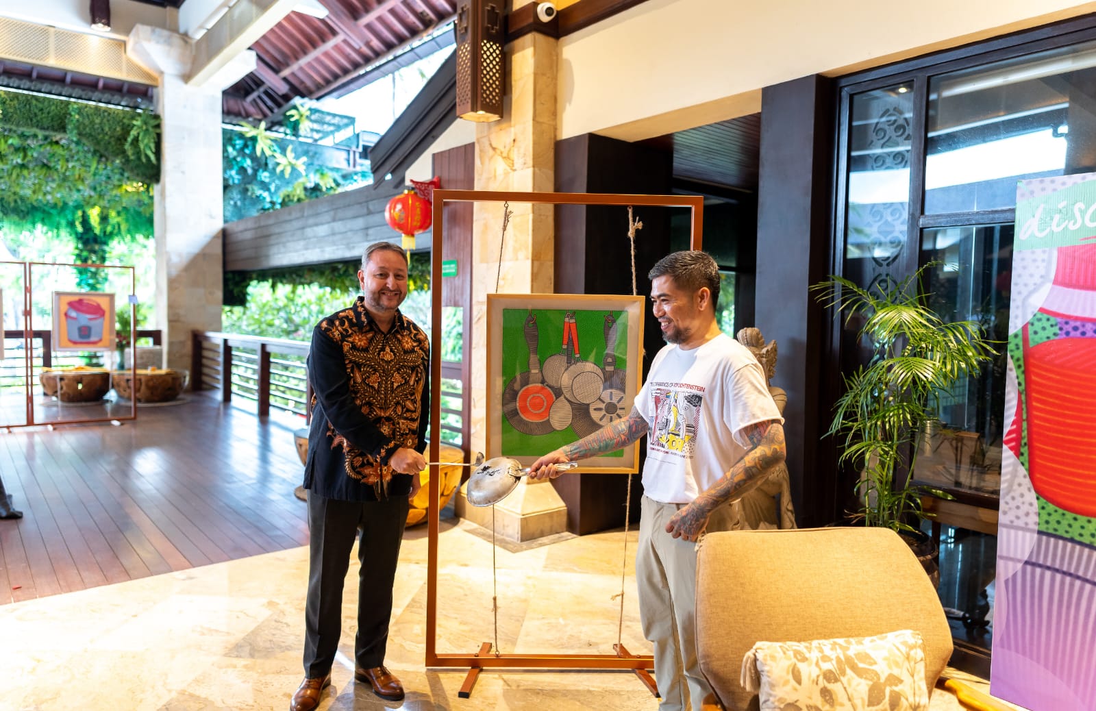 General Manager Discovery Kartika Plaza Hotel Luis Daniel Garcia ( kiri) bersama Seniman Dodit Artawan ( kanan) secara resmi membuka Pameran "Domestic Life Style". Sumber foto: Marketing Communication