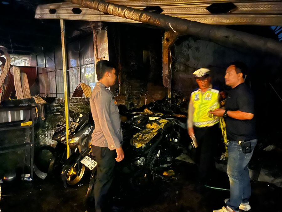 TERPANGGANG: Sejumlah motor yang hangus di ruko jual beli sepeda motor di Jalan Drupadi, Kelurahan Seminyak, Kecamatan Kuta, Badung, hangus terbakar pada Senin (9/2/2026)