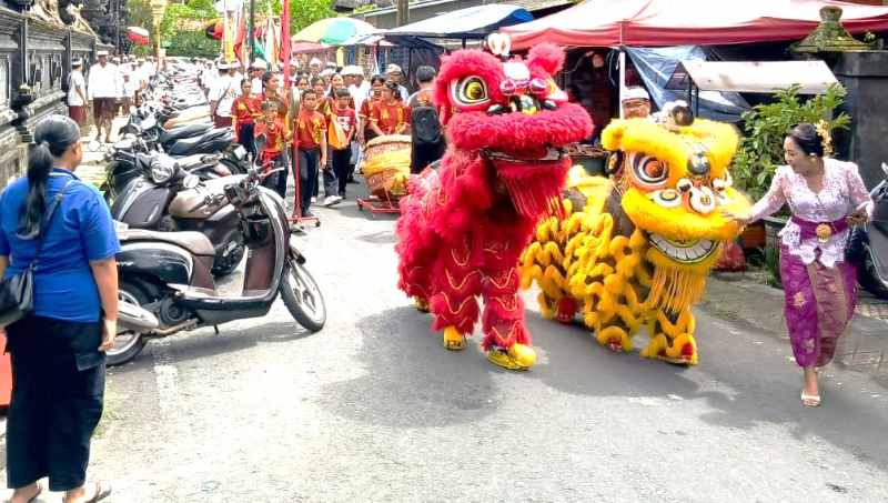 KHAS GIANYAR : Tradisi Mapeed di kawasan Pura Puseh Desa Adat Gianyar yang menyuguhkan barongsai. (foto: Pura Sri Sedana)