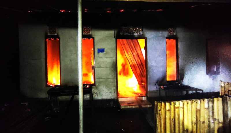 DILAHAP API : Rumah Komang Febrianto, warga Desa Kekeran, Kecamatan Busungbiu, terbakar. (Foto: Dinas Damkarmat Buleleng untuk Radar Bali)