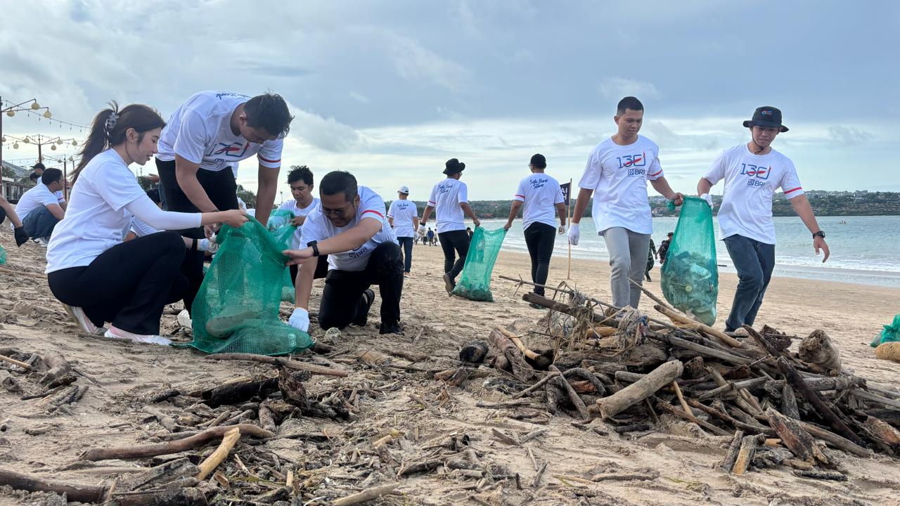Insan BRILiaN BRI Region 17 Denpasar bersama masyarakat turut ambil bagian dalam kegiatan Korve/Kerja Bakti pembersihan sampah pantai yang dilaksanakan di Pantai Kedonganan, Bali.