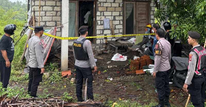 GELAR OLAH TKP: Personel Polsek Nusa Penida melakukan olah TKP meninggalnya Ketut Wenten Aryawan. (Foto: Humas Polsek Nusa Penida)