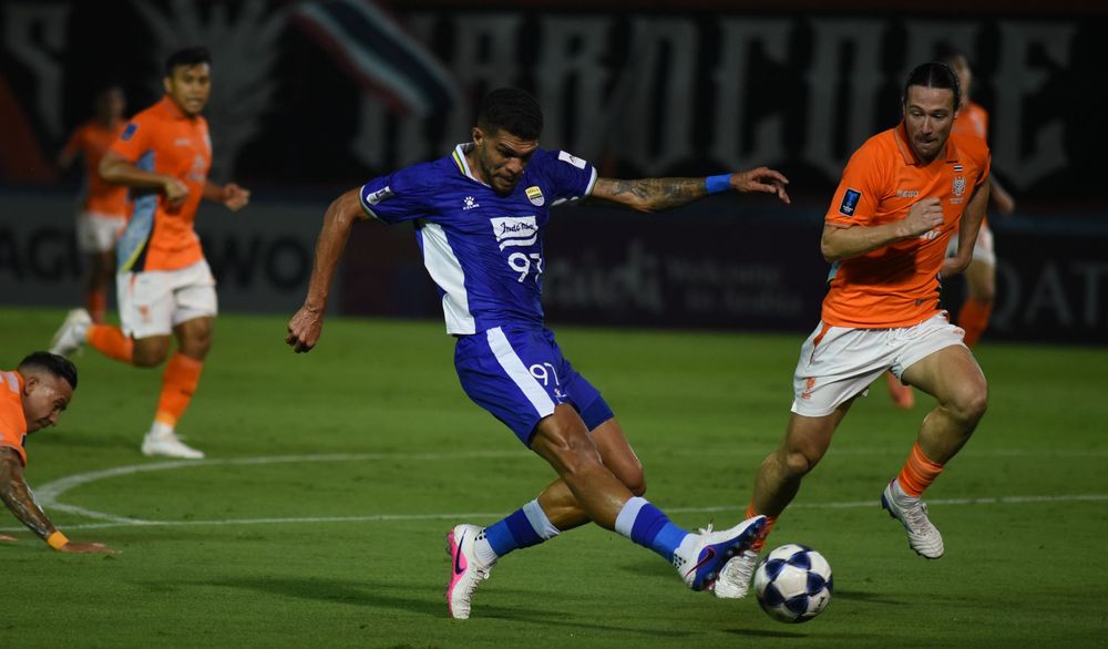 Gelandang serang Persib Berguinho menggiring bola ke area pertananan Ratchaburi FC dalam pertemuan leg pertama babak 16 besar AFC Champions League Two 2025 2026.