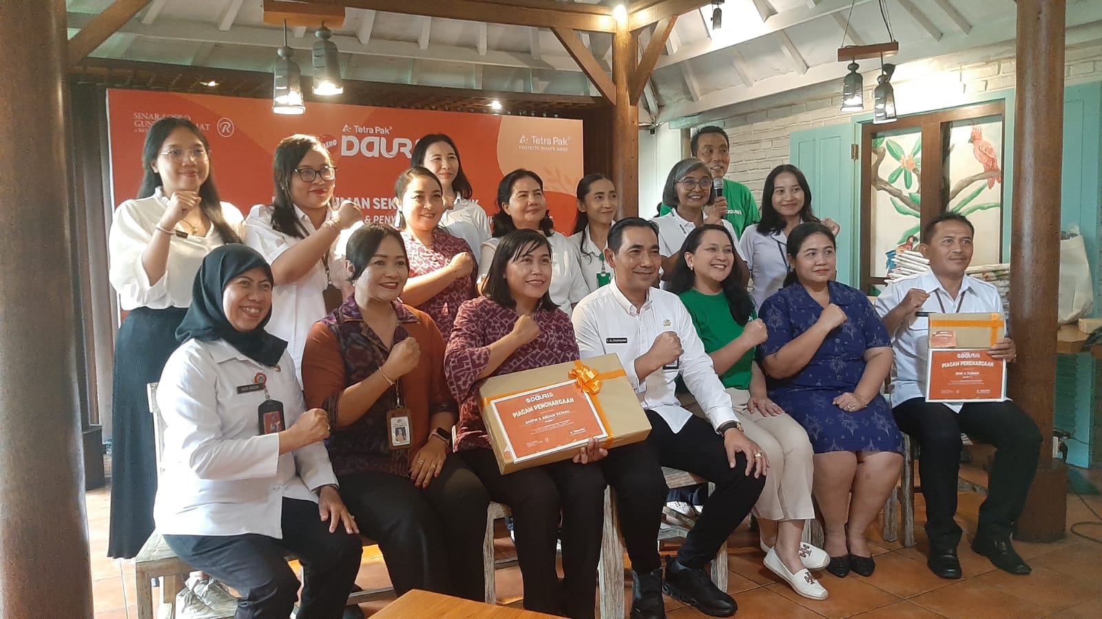 Kepala Dinas Pendidikan Provinsi Bali, Ida Bagus Gde Wesnawa Punia foto bersama 10 sekolah pemenang pemilahan sampah di Denpasar, 11 Februari 2026.