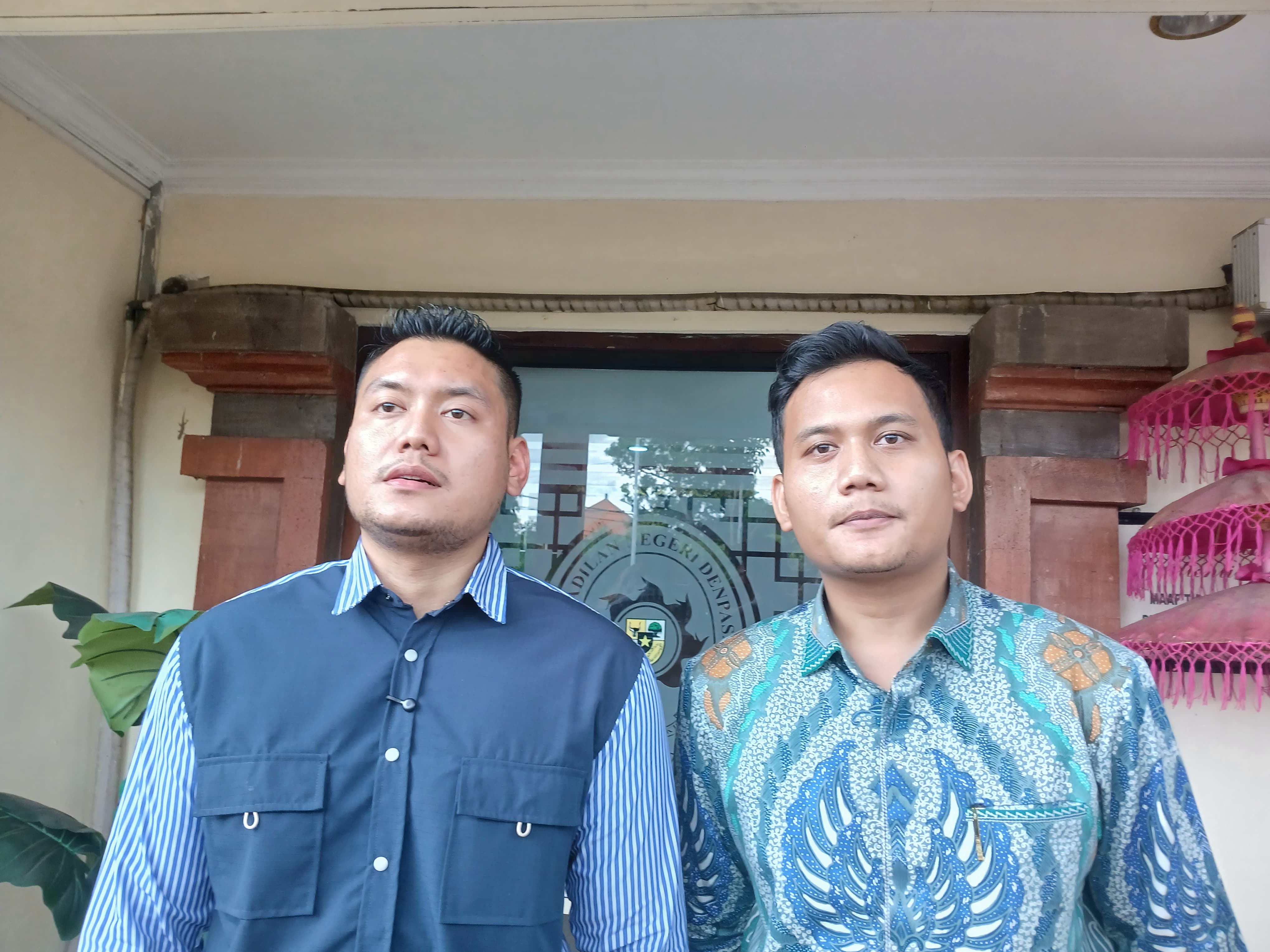Axl Mattew Situmorang (kiri) dan Alexander Situmorang, Kuasa Hukum Togar Situmorang.
