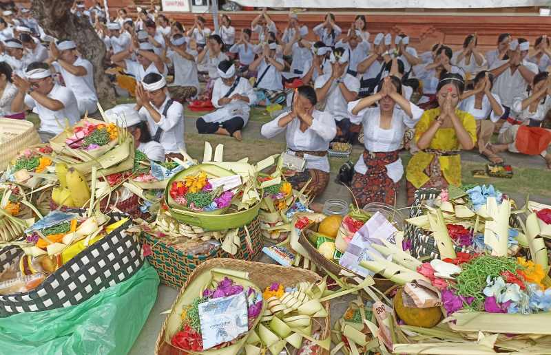 ilustrasi persembahyangan Saraswati di Pura Jagatnatha, Denpasar. (adrian suwanto/radar bali)